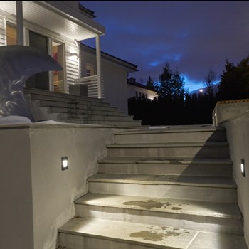 Norlys Namsos Mini grafit udendørs indbygget LED armaturlamper ved trappe
